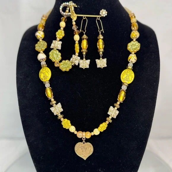 Butterfly’s, Bees & Flowers Stone & Glass Yellow & Gold Jewelry Set. - Picture 1 of 10